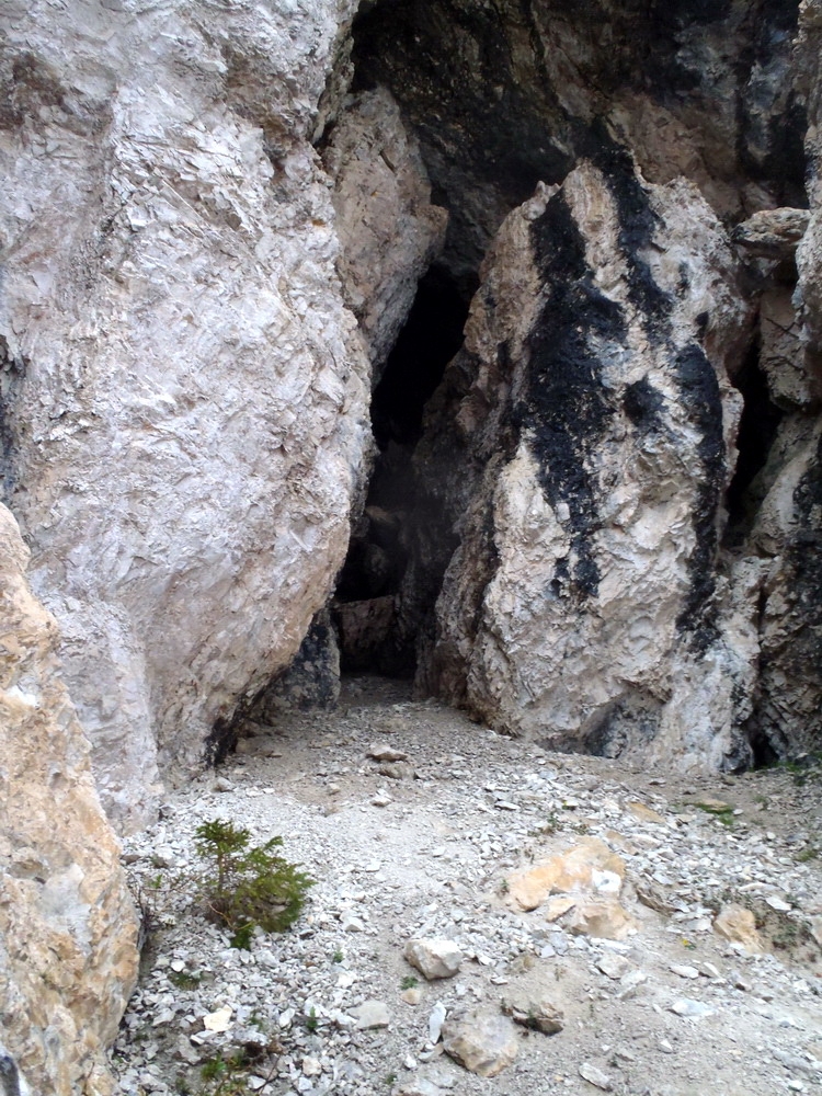 L\'ingresso  - Grotta sul Col Lanar